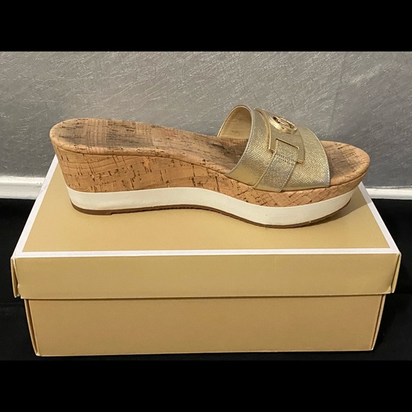 Micheal Kors gold metallic leather platform shoes - Picture 2 of 7